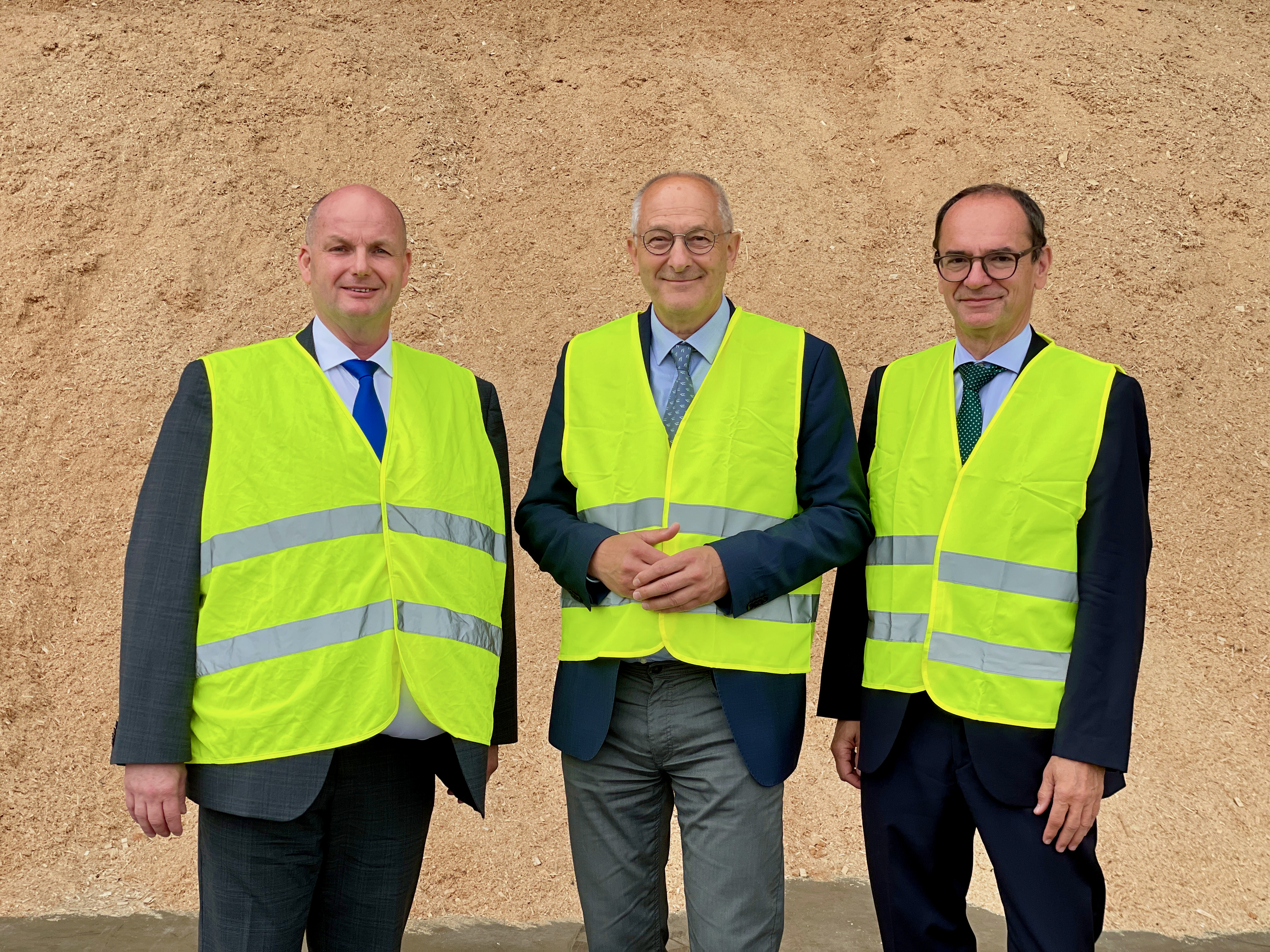 Hans Christian Kirchmeier, Michael Rab und Christian Rakos mit einem Sack Pellets | © proPelletsAustria